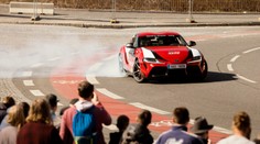 Tomu se říká drift! Kalle Rovanperä v Praze pořádně předvedl Toyotu Supra