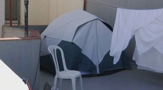 VIDEO: Geniální způsob ubytování: Muž nabízí levné spaní na své střeše