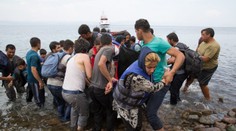 Migranti se pokusili přeplavat na trajekt. Přístav Calais se zastavil