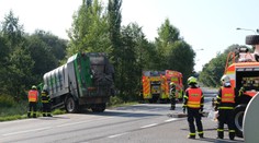 Popeláři se v Ostravě srazili s osobákem. Jeho řidič je po smrti