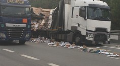 Z kamionu se po nehodě na D1 vysypal náklad, tvořila se dlouhá kolona