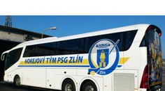 Fanoušek propíchl gumu zlínského autobusu! Škoda je přes 10 tisíc korun