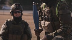 Moderátorce z Novy dali vojáci raketomet. Rychle zasahovali, držela ho obráceně