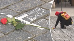 Dojemné: Lidé píšou jména ke křížům na Staromáku, nosí květiny a svíčky