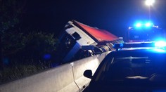 Problémy na D5! Přes středová svodidla se převrátil kamion