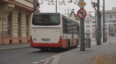 Autobus se na přechodu těsně minul s chodci. Dopravce vinu odmítá