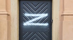 Vandal poničil kostel na Petříně. Na dveře nasprejoval symbol ruské invaze