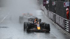 Velkou cenu Monaka narušil déšť. Závod plný kolizí ovládl suverén Verstappen