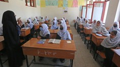 Útok na školy v Afghánistánu. Skoro 80 žaček prvního stupně někdo otrávil
