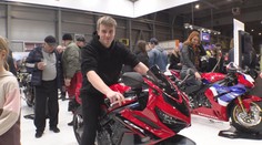 S blížícím se jarem stoupl zájem o nové motorky. Na některé se čeká i měsíce