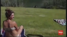 Žena v bikinách chytila kobru holou rukou! Jak to dokázala?