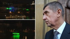 Sídlo vlády osvítil nápis: "Nebuď blbej, plať daně jak Andrej!"