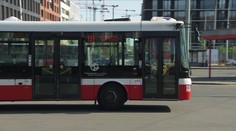 V jedné ruce telefon, ve druhé cigareta. Tak vypadala jízda řidiče autobusu