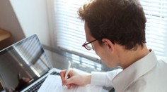 Státní zaměstnanci potřebují vyšší platy, říká expert. Jinak zbydou ti neschopní
