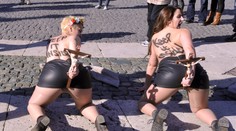 Strčte si kříž do zadku, vzkázaly holky z FEMEN papeži v Římě