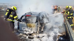 Na D1 začalo hořet auto. Požár narušil dopravu, tvoří se kolony