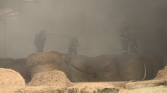 S požárem seníku bojovalo osm jednotek hasičů, mohla za to zřejmě hra
