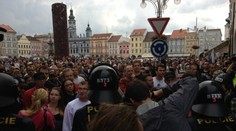 Masakr v Budějovicích: Těžkooděnci vytlačovali demonstranty slzným plynem