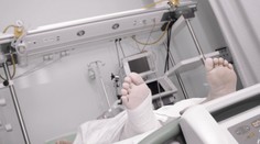 Bakterie z lahvičky anestetika se našla v krvi pacienta s otravou