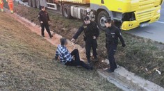 Kamioňák způsobil dvě nehody a ujížděl dál. Pak se hádal s policisty