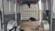 Muž převážel nelegální migranty. Do jeho dodávky se jich vešlo třicet