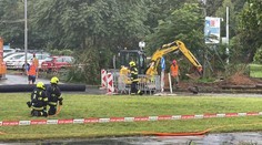 V Praze prasklo plynové potrubí. Hasiči museli zavřít křižovatku