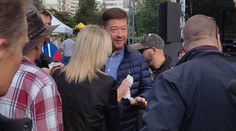 Okamuru napadla v parku aktivistka. Dortem ho zasáhla do obličeje