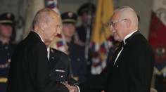 Malíř Brázda vrátil Klausovi státní vyznamenání: Od něj ho nechci!