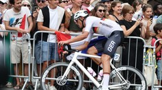 Když příroda zavolá. Cyklista musel při závodě na WC, zaběhl do slavné kavárny