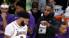Zraněný LeBron James přihlížel další porážce Lakers. Nepomohly ani jeho rady