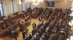 Poslanci stovky hodin mluvili, ale neprojednávali. Některým dochází trpělivost