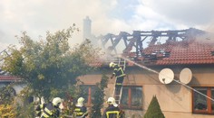 Rodina přišla o střechu nad hlavou! S ohněm bojovalo 14 jednotek hasičů