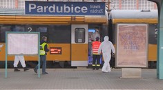 Podezření na nákazu zastavilo vlak v Pardubicích. Cestující jsou v evidenci