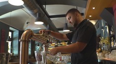 Češi vyrazili na svátek do restaurací a kin. Některá odvětví ale provoz zastavila