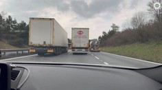 Policie řeší předjíždění kamionů na dálnicích. Řidiče neodradí ani sankce