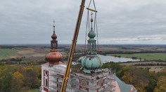 Unikátní oprava věže kostela: Sundat na zem ji musel jeřáb