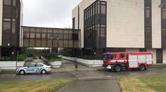 Areály VŠE v Praze se evakuují, anonym tam ohlásil bombu
