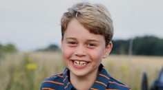 Princ George slaví 8. narozeniny, podobu s otcem Williamem nezapře