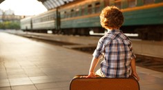Dveře se zavřely, vlak se rozjel. Vyděšená dívenka (5) zůstala na nástupišti sama