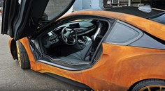 Americký zpěvák nechal svoje BMW i8 zreznout jako starý parník