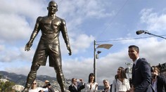 Cristiano, ty máš ale...! Ronaldova socha budí pozdvižení