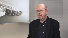 Dan Brown je nepoctivý spisovatel, který předstírá, že zná tajemství, hodnotí historik