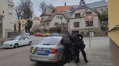 Senior měl brutálně zabít svou partnerku. Policii se pak sám přihlásil