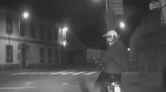 Policie naháněla opilého mladíka na babetě, nadýchal dvě promile