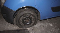 Za poničení pneumatik ukrajinských aut dostal muž pokutu 100 tisíc
