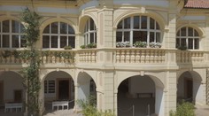 Kastelán zámku nedovolí pořádání plesů. Obec se s ním už 20 let pře