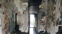V bytě u Kadaně vypukl požár, 18 lidí evakuovali. Pro jednoho letěl vrtulník