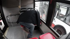 Muž měl krást peníze z autobusů. Hrozí mu až 5 let za mřížemi