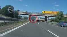 Z mostu u Boleslavi spadl kus betonu přímo na auto! Kontrolou prošel