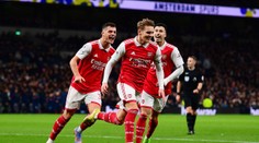 Arsenal ovládl severolondýnské derby a ligu vede o osm bodů. Vyhrála i Chelsea
